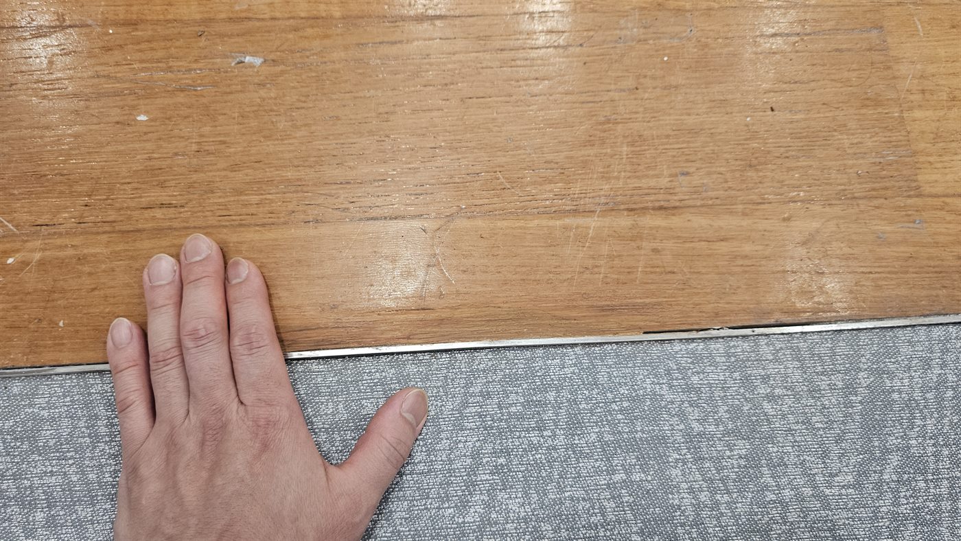 복원을 마친 마루와 데코타일 경계, 상했던 자리가 보이지 않는 모습
